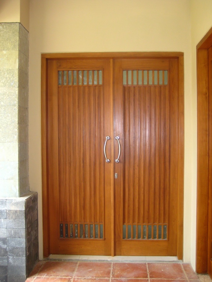 Mẫu cửa gỗ thông phòng khách