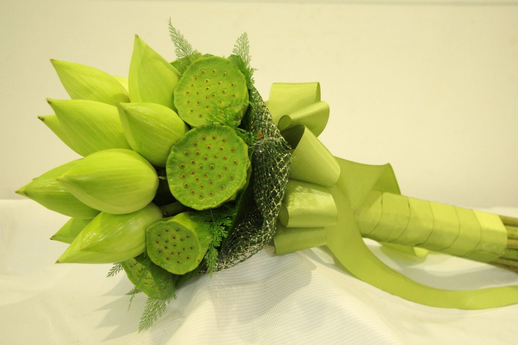 Hoa cưới cầm tay kết hợp với hoa sen mang biểu tượng truyền thống ý nghĩa nhất