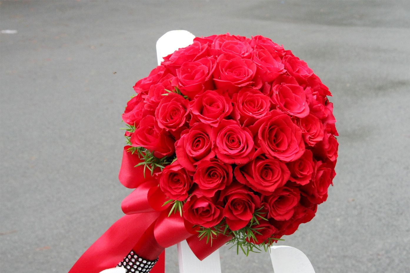 Hoa cưới cầm tay kết từ hoa hồng đỏ