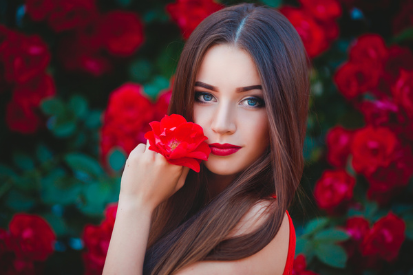 Hình ảnh cô gái xinh bên bông hoa đỏ