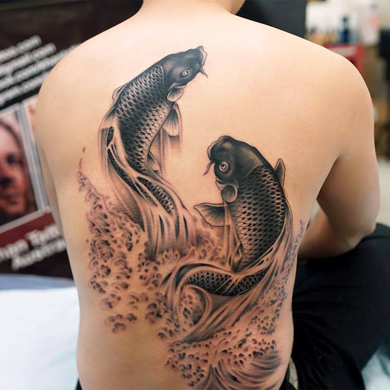 Mẫu tattoo cá chép sau lưng đẹp