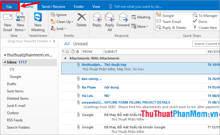 Trên giao diện Outlook chọn File