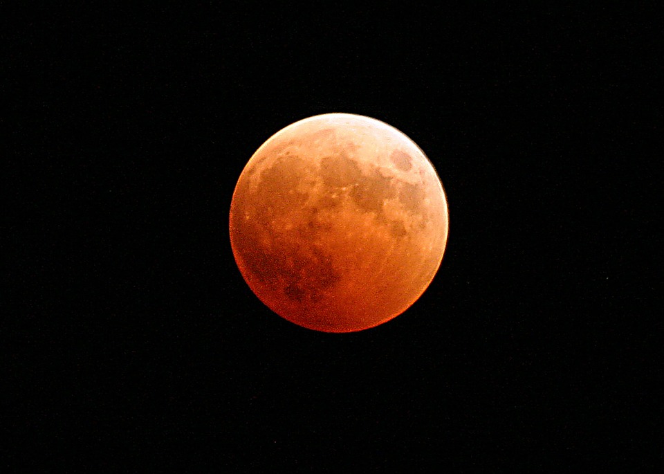 Một bức tranh tuyệt đẹp về mặt trăng đẫm máu 