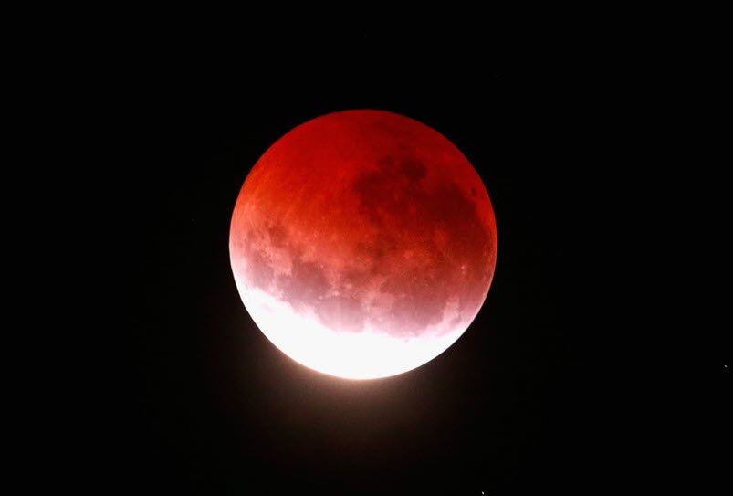 Hình ảnh của một mặt trăng đẫm máu