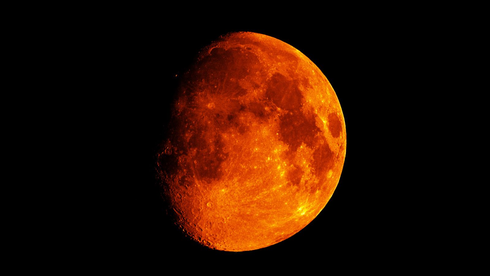 Hình ảnh của một mặt trăng đẫm máu