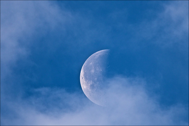 Hình ảnh mặt trăng mọc ban ngày