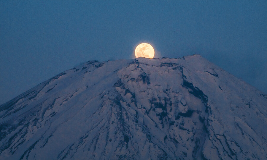 Hình ảnh trăng đẹp sau núi