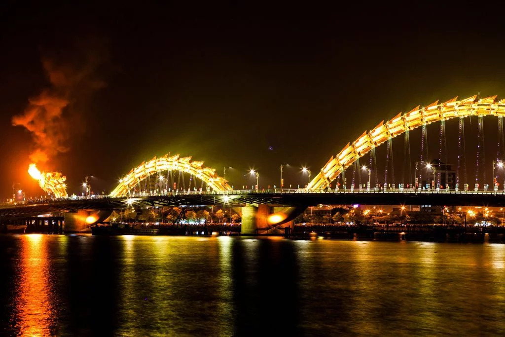 Hình ảnh cây cầu rồng nổi lên từ ngọn lửa tuyệt đẹp