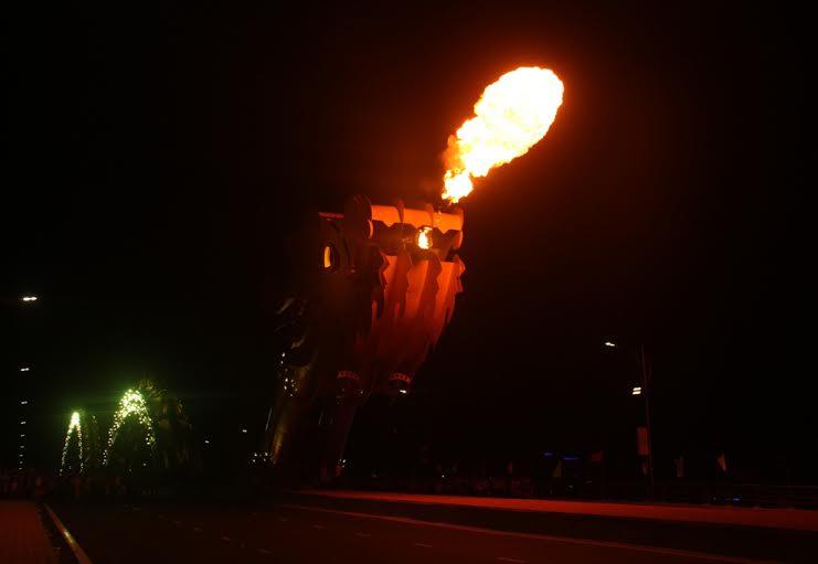 Hình ảnh cây cầu rồng phun lửa vào ban đêm