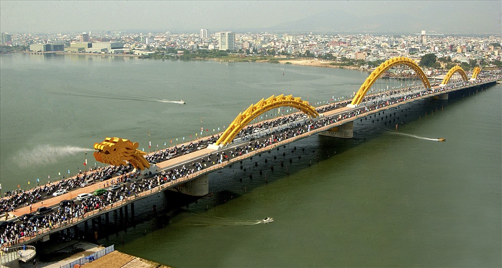Hình ảnh cây cầu rồng bơm nước vào ban ngày