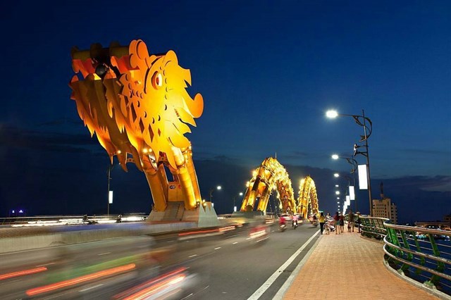 Hình ảnh cây cầu rồng vào ban đêm