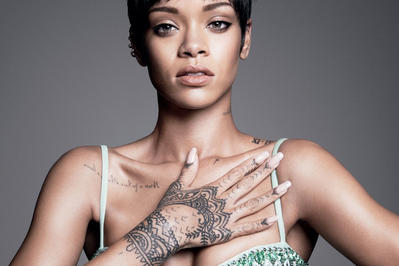 Nữ ca sĩ nổi tiếng Rihanna xăm phong cách Henna