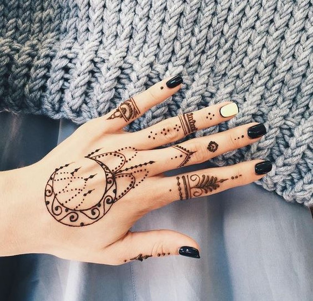 Xăm mình nghệ thuật trường phái Henna trên đôi bàn tay ngọc ngà